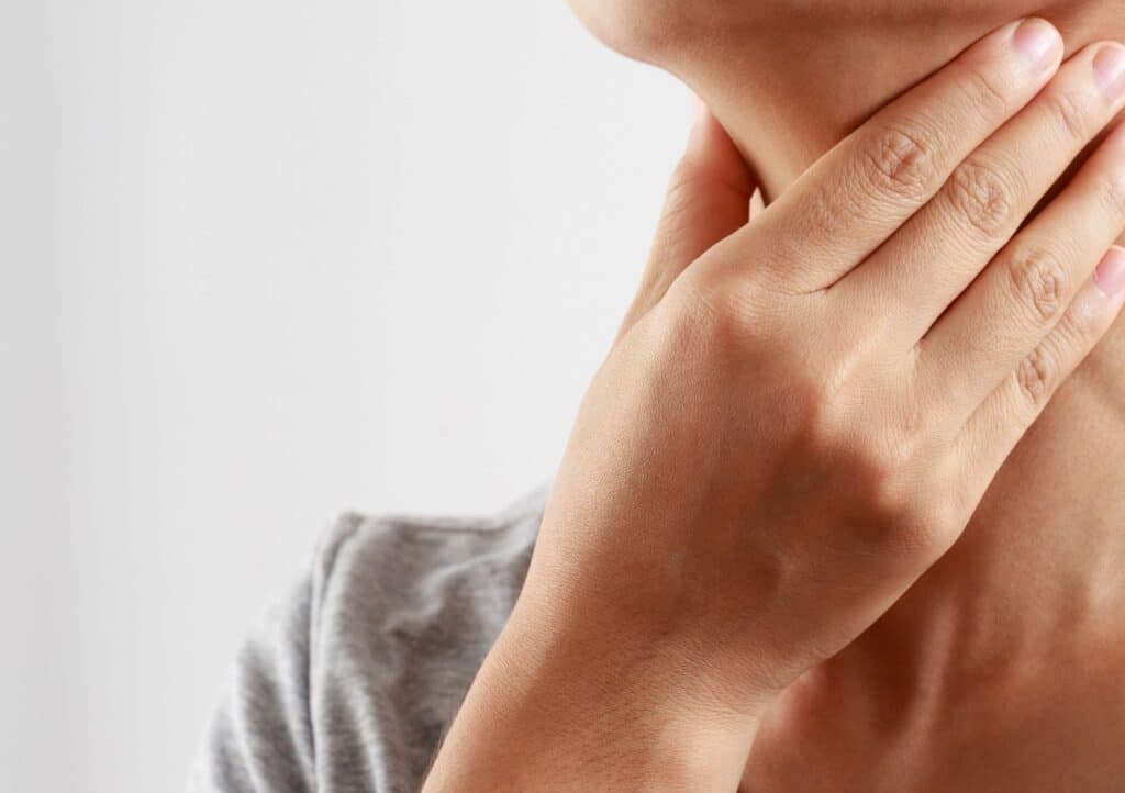 Erwachsene mit Globusgefühl im Hals – funktionelle Stimm- und Schlucktherapie in der Logopädie Dresden