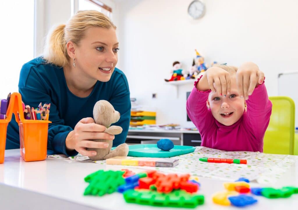 Spielerische logopädische Untersuchung eines Kindes in der Praxis für Logopädie Dresden