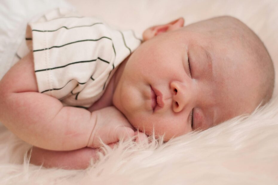Friedlich schlafendes Baby mit geschlossenem Mund – Ziel bei Mundatmung bei Kindern in der Logopädie Dresden