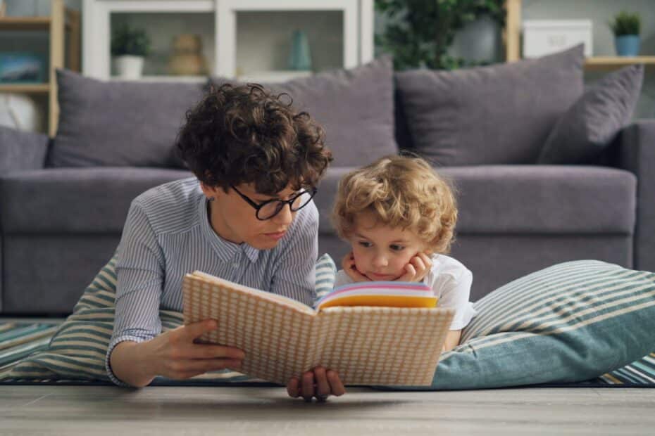 Mehrsprachigkeit bei Kindern: Mutter und Kind lesen gemeinsam ein Bilderbuch